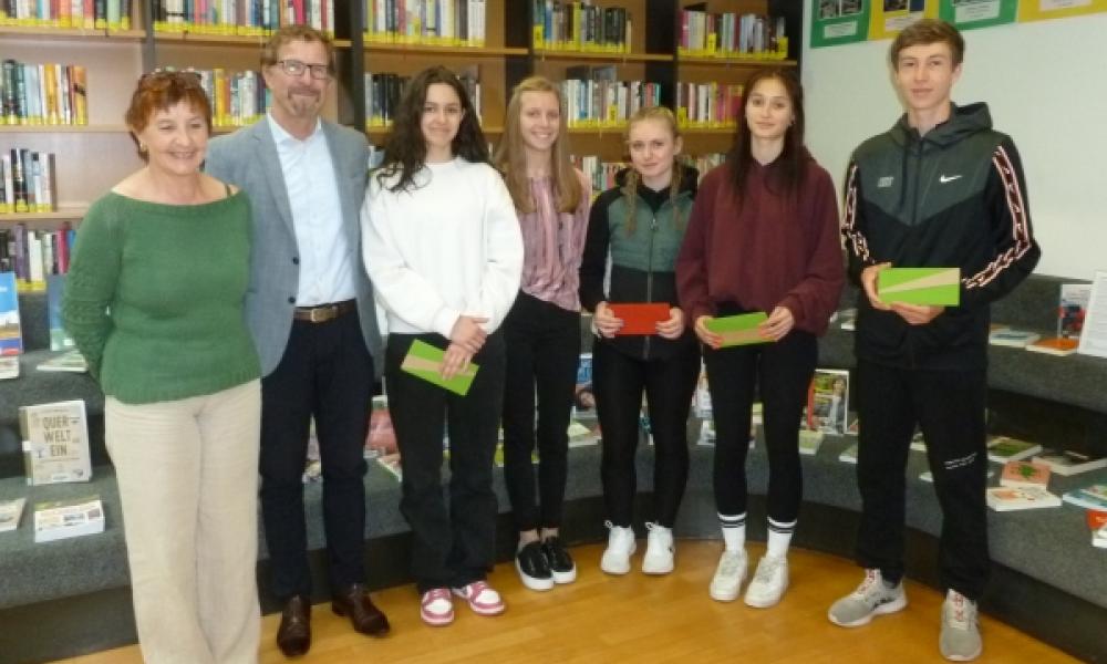 Gruppenfoto mit Frau Prof. Prader, Direktor Dr. Hilber, Leni Innerbichler, Nicole Niederkofler, Nadine Strobl, Jennifer Huber und Jakob Ploner