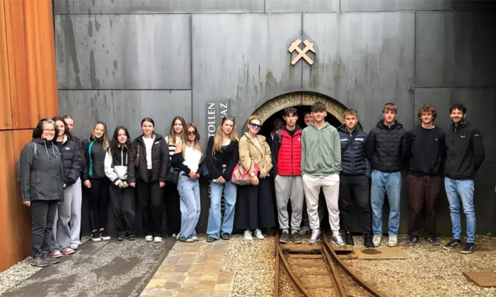 Gruppenfoto vor dem Eingang des Bergwerks Prettau