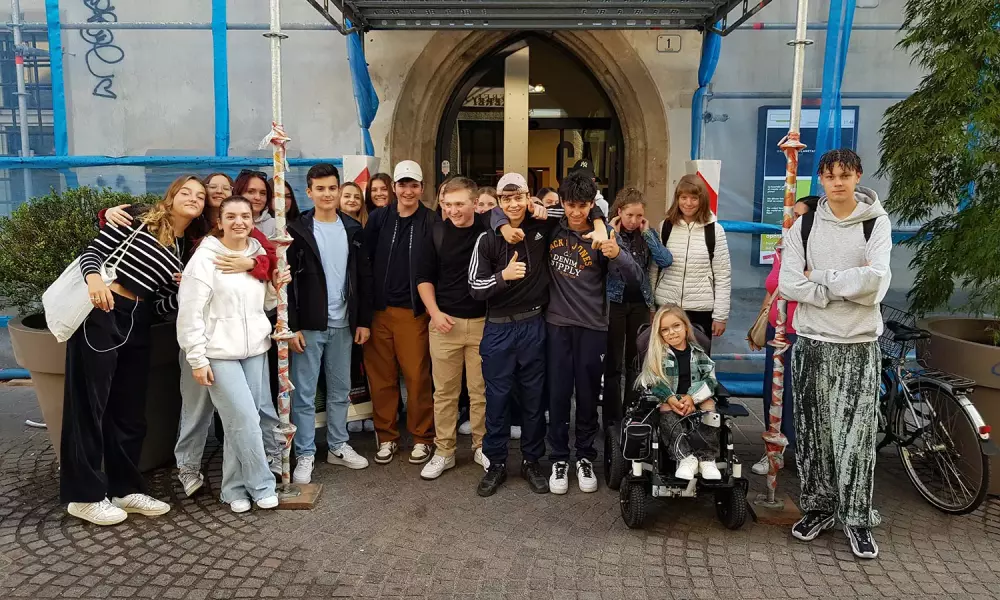 Gruppenfoto Klasse 2C vor dem Naturmuseum