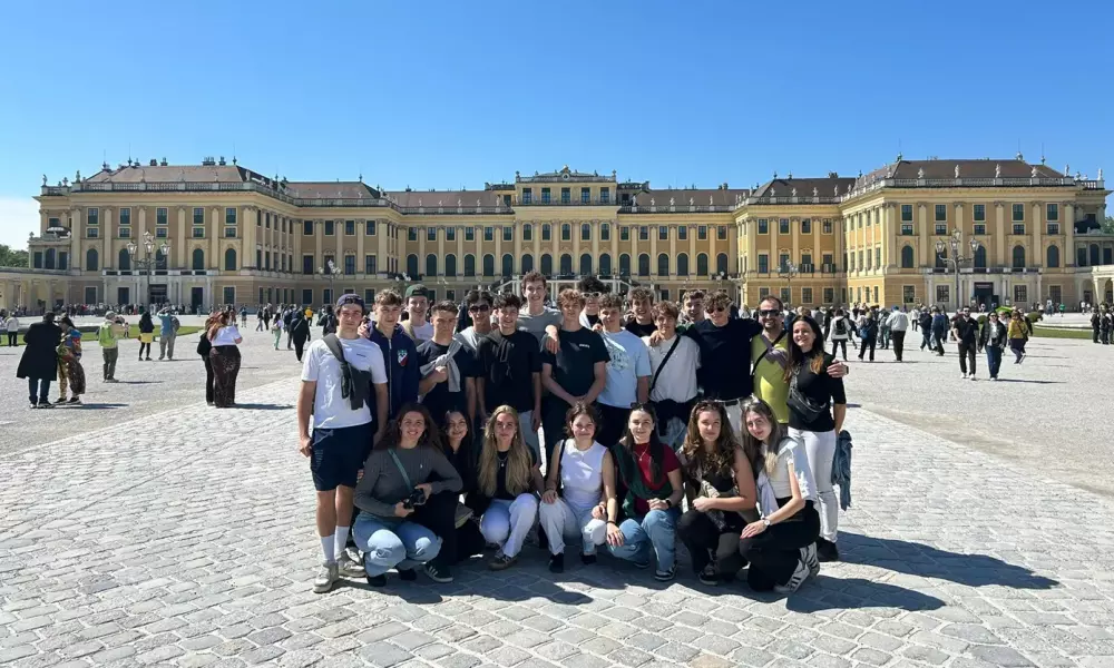 Gruppenfoto vor dem Schloss Schönbrunn