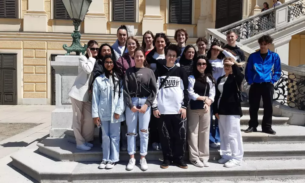 Gruppenfoto vor dem Schloss Schönbrunn