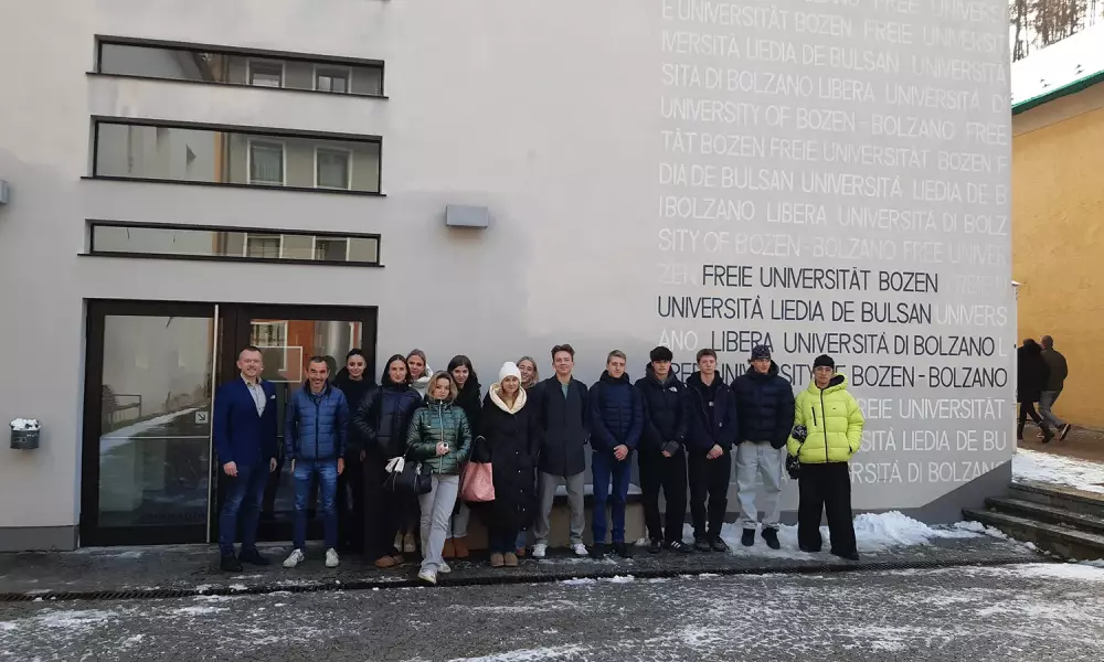 Gruppenfoto vor der Uni in Bruneck