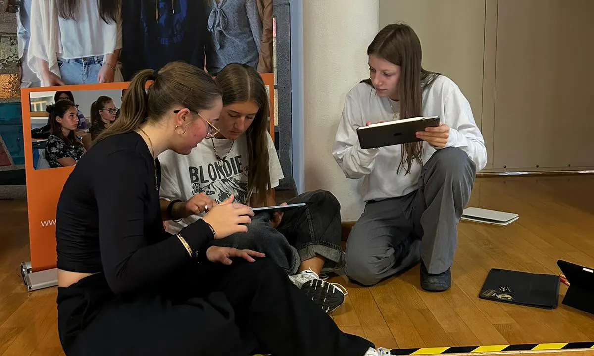 Schüler:innen beschäftigen sich in der Aula mit dem Thema Mount Everest