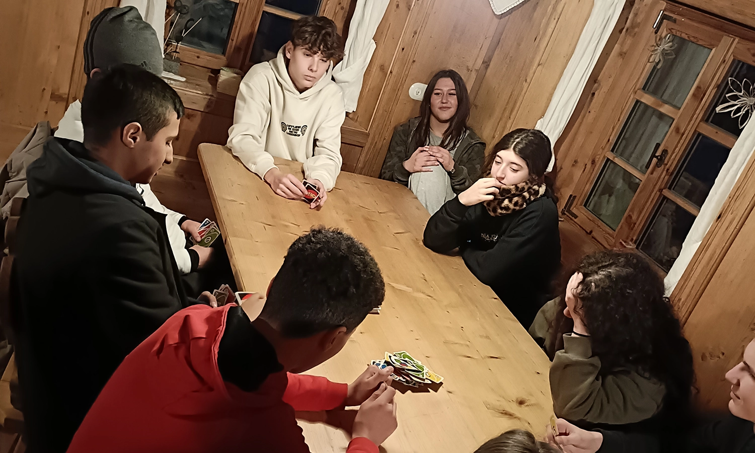 Schüler*innen beim gemeinsamen Kartenspiel