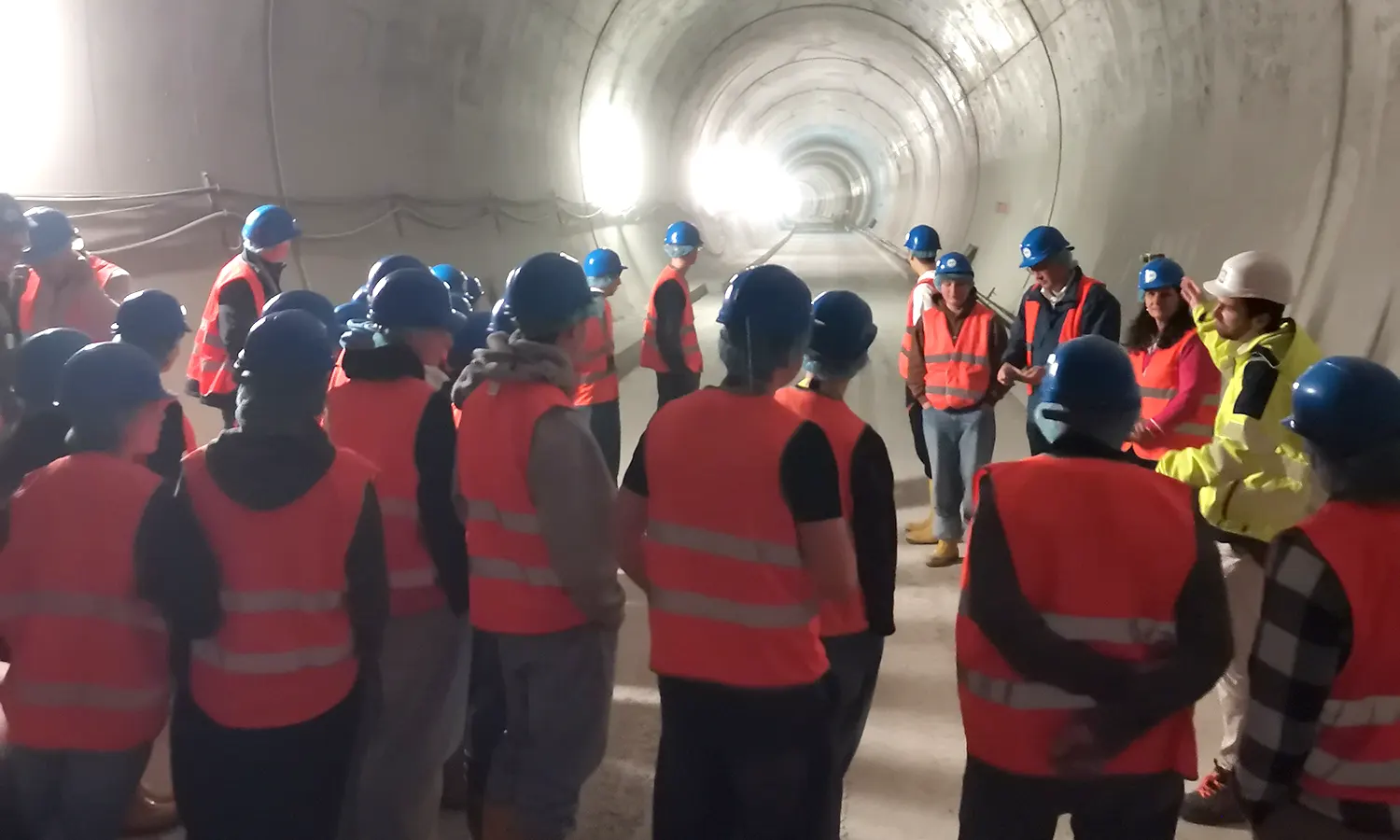 Die Schüler:innen im Tunnel