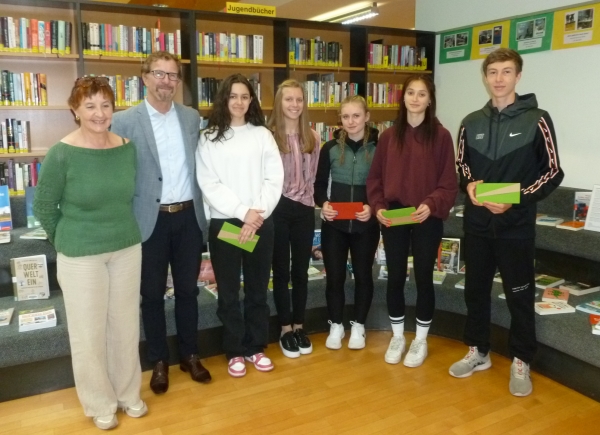 Gruppenfoto mit Frau Prof. Prader, Direktor Dr. Hilber, Leni Innerbichler, Nicole Niederkofler, Nadine Strobl, Jennifer Huber und Jakob Ploner