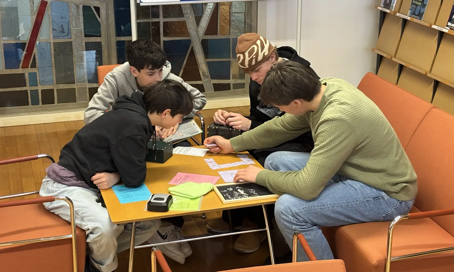 Die jungen „Agentinnen und Agenten“ lösen eine Reihe kniffliger Aufgaben