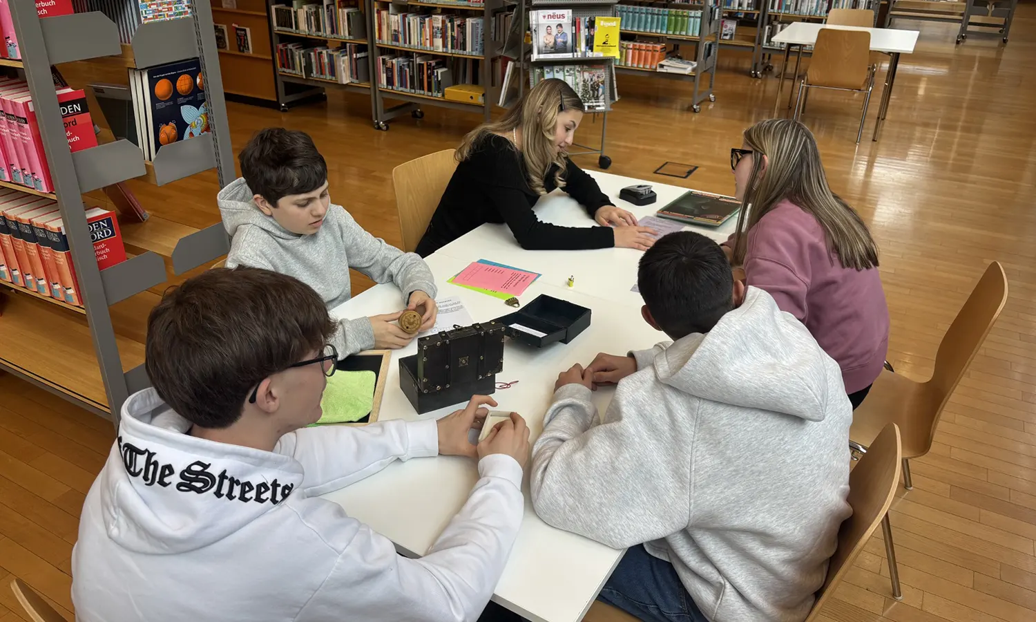 Die jungen „Agentinnen und Agenten“ lösen eine Reihe kniffliger Aufgaben