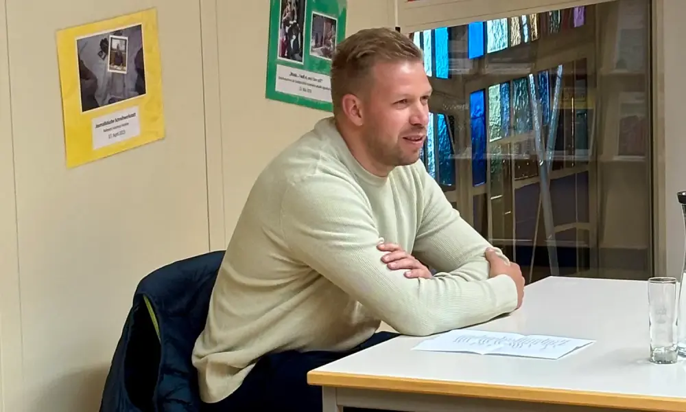 Hofer Armin in der Mediothek bei seinem Vortrag