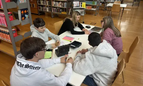 Die jungen „Agentinnen und Agenten“ lösen eine Reihe kniffliger Aufgaben