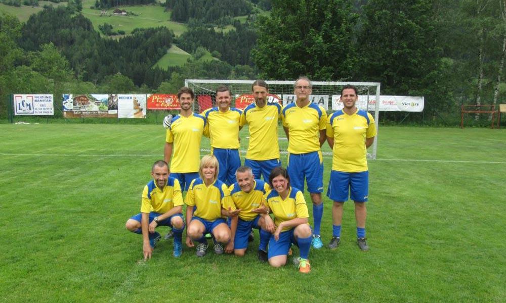 Nach 8 Jahren holt sich die Lehrermannschaft die Wandertrophäe zurück