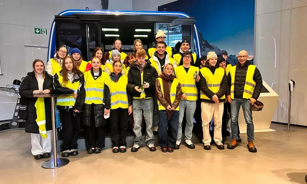 Gruppenfoto der Klase 5A bei der Firma Leitner in Sterzing