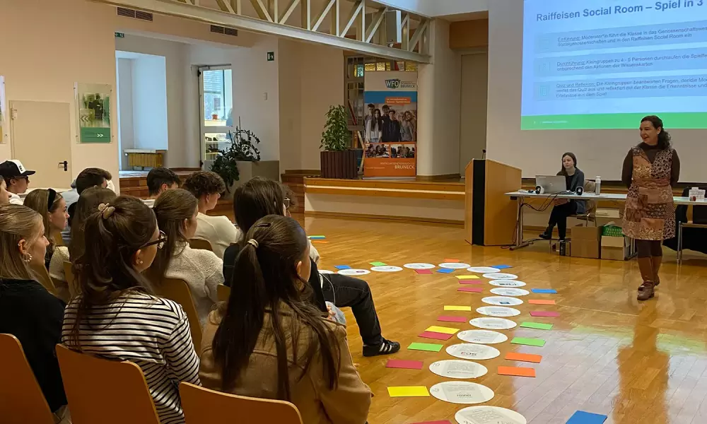 Schüler*innen bei Vortrag in Aula