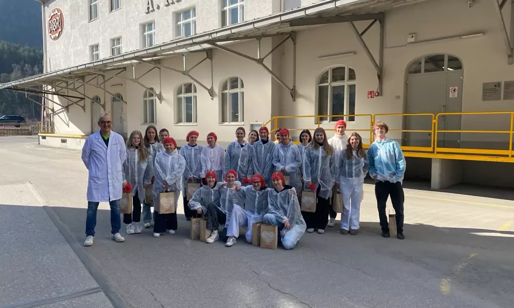 Gruppenfoto vor dem Firmengebäude der A. Rieper AG