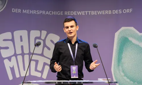 Foto Teresa Jodlbauer (c) Anklang.cc:  Vom Rednerpult direkt ins Interview: Drijon Halilaj verrät, was er macht, wenn er mal keine Reden hält.