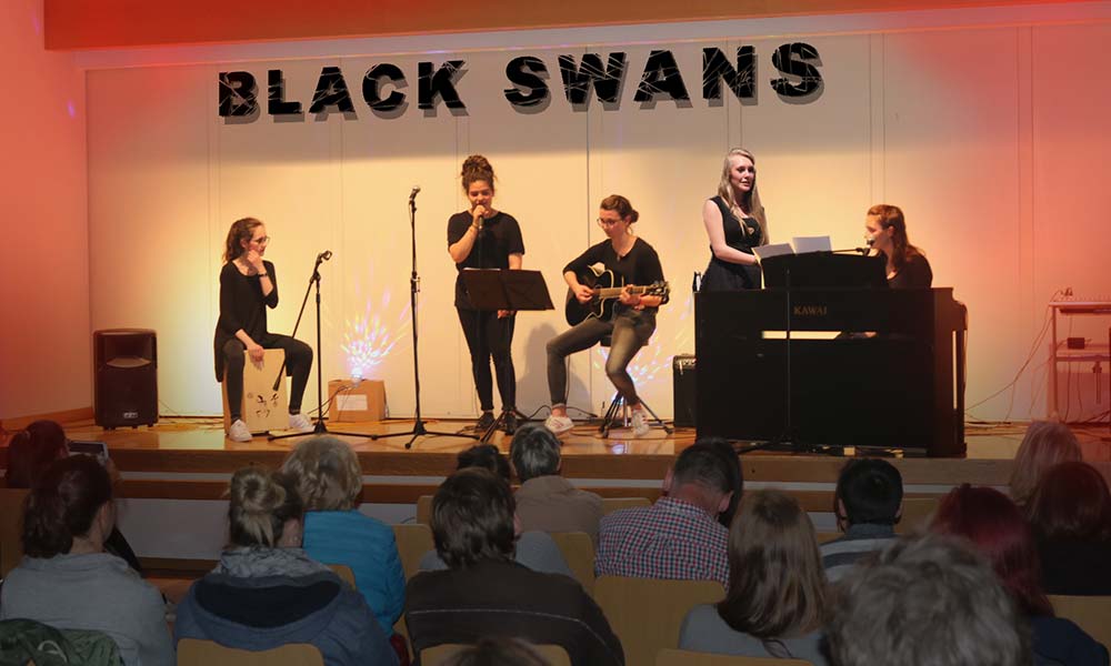 blackSwansBenefiz01