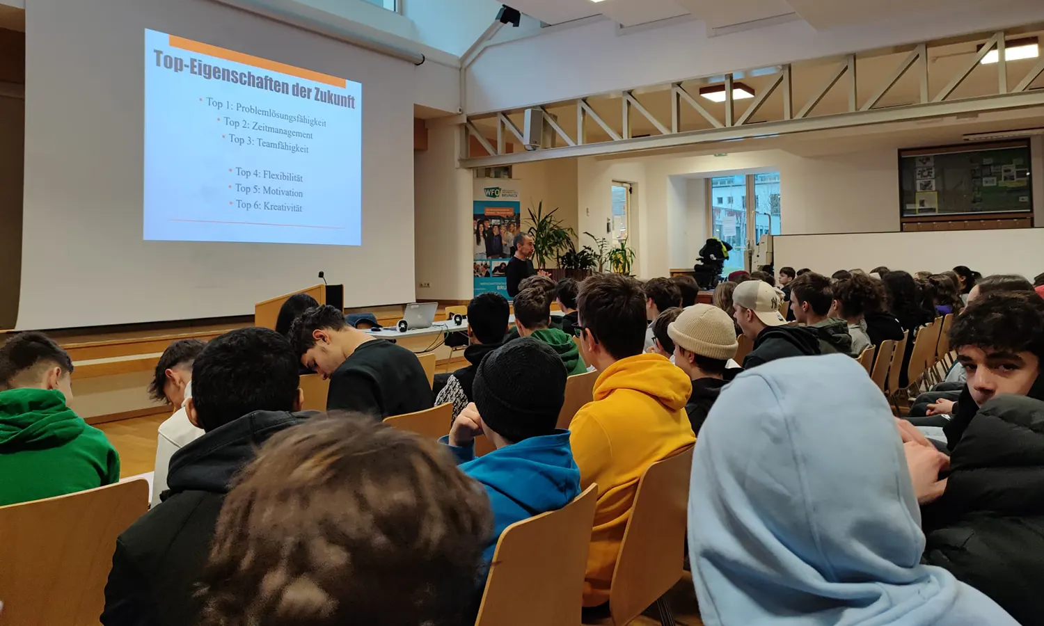 Schüler*innen in der Aula beim Vortrag von Martin Winkler