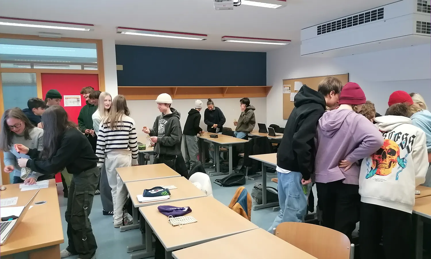 Schüler*innen der Klasse 1B beim Tradinggame