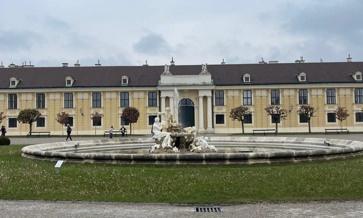 Brunnen im Ehrenhof von Schloss Schönbrunn