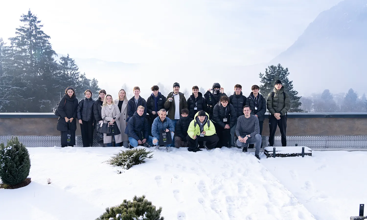 Gruppenfoto vor der Firma Zirkonzahn