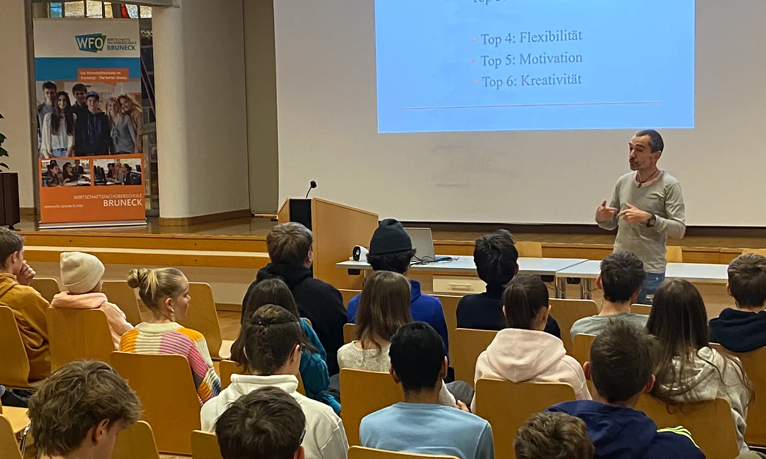 Martin Winkler bei seinem Einführungsvortrag in der Aula