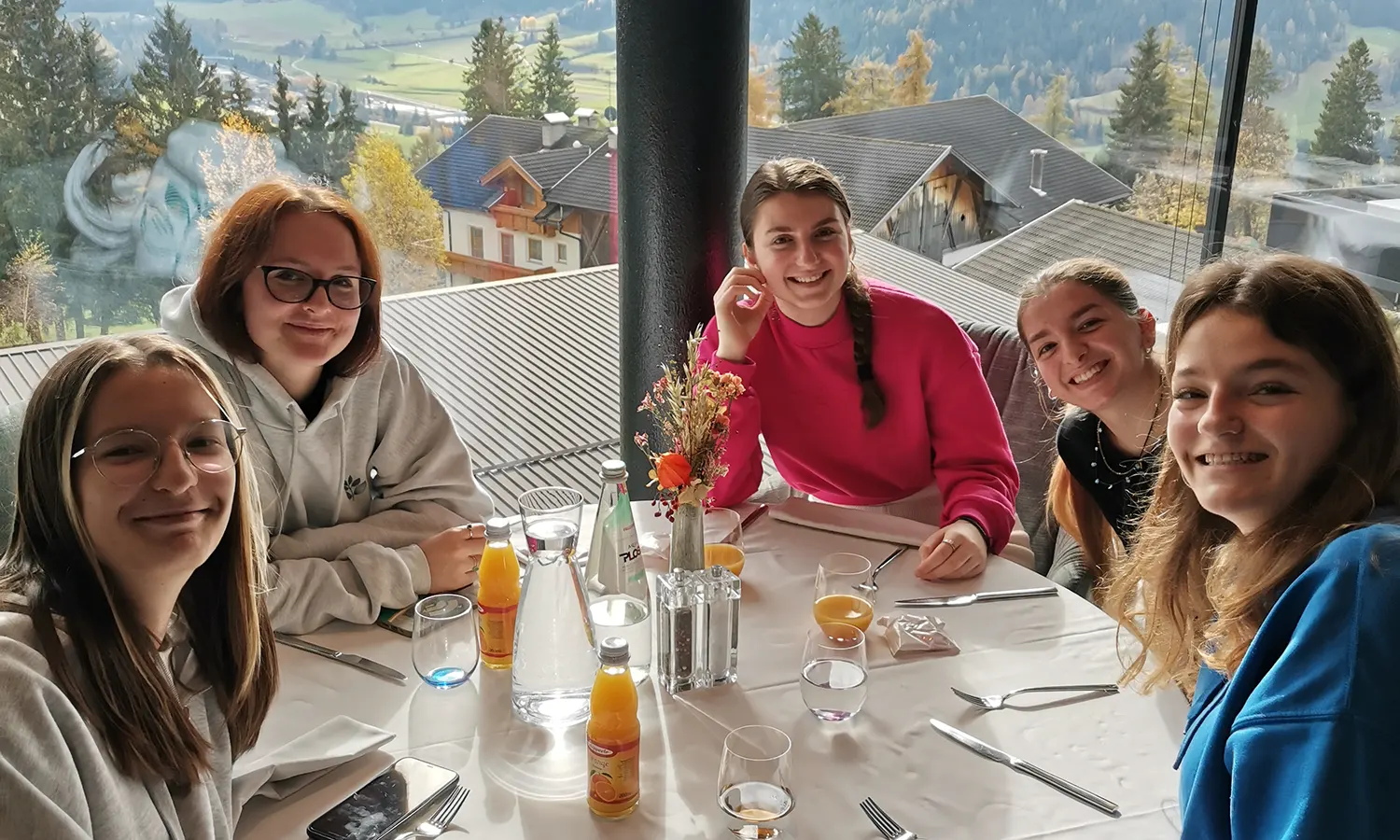 Schüler:innen besuchen das Hotel Alpen Tesitin in Taisten