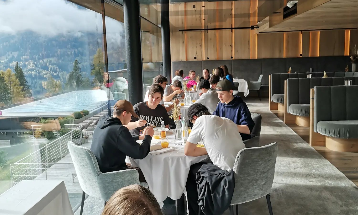 Schüler:innen besuchen das Hotel Alpen Tesitin in Taisten