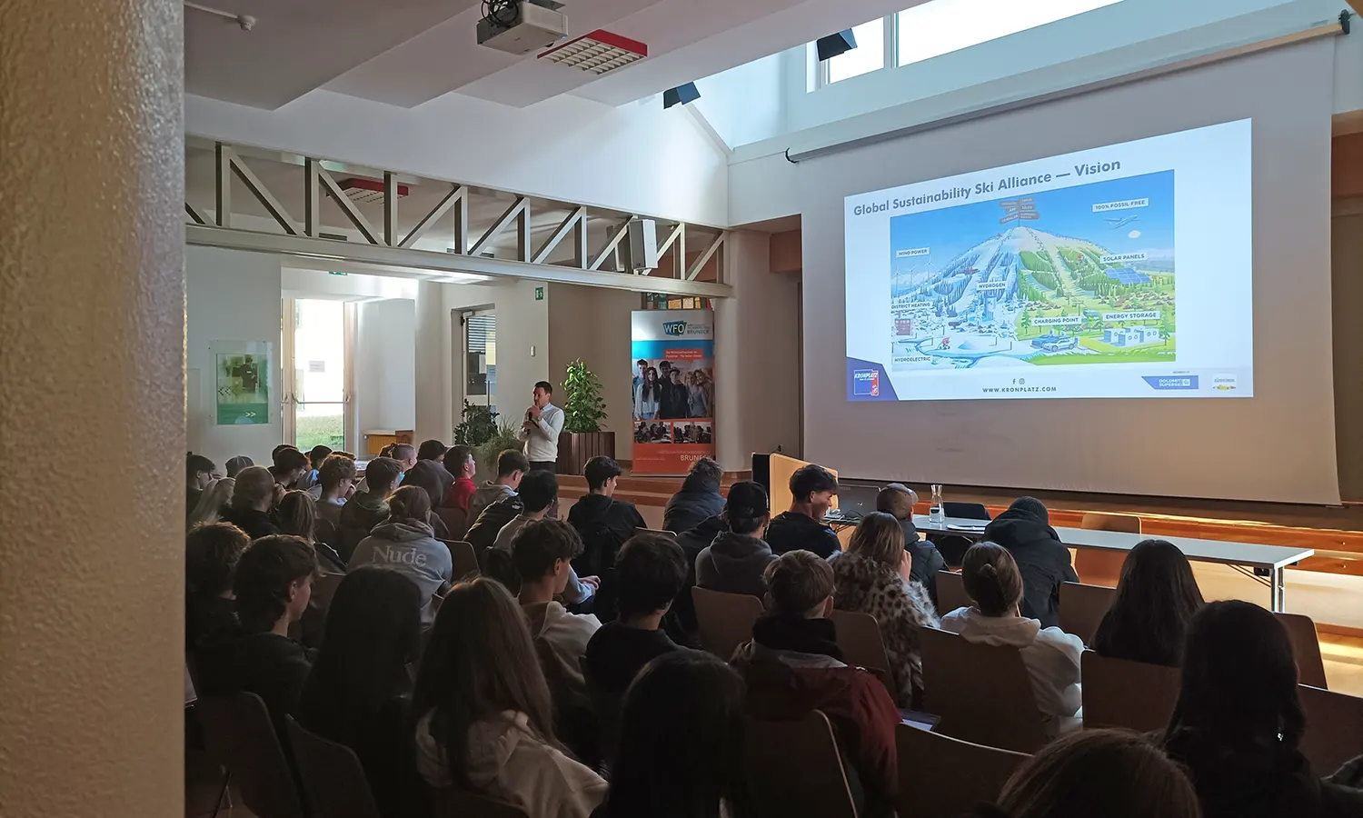 Thomas Reiter bei seiner Präsentation in der Aula