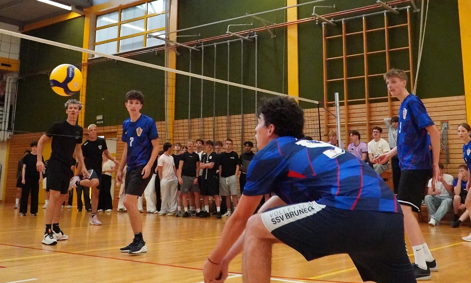 Volleyball - Einige Eindrücke aus der Sporthalle: Schüler beim Spielen