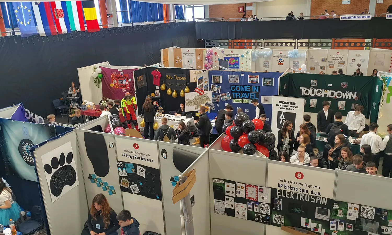 Stände auf der Übungsfirmenmesse in Celje